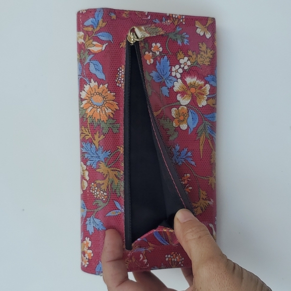 Tahari foral wallet royal flush - Picture 5 of 15